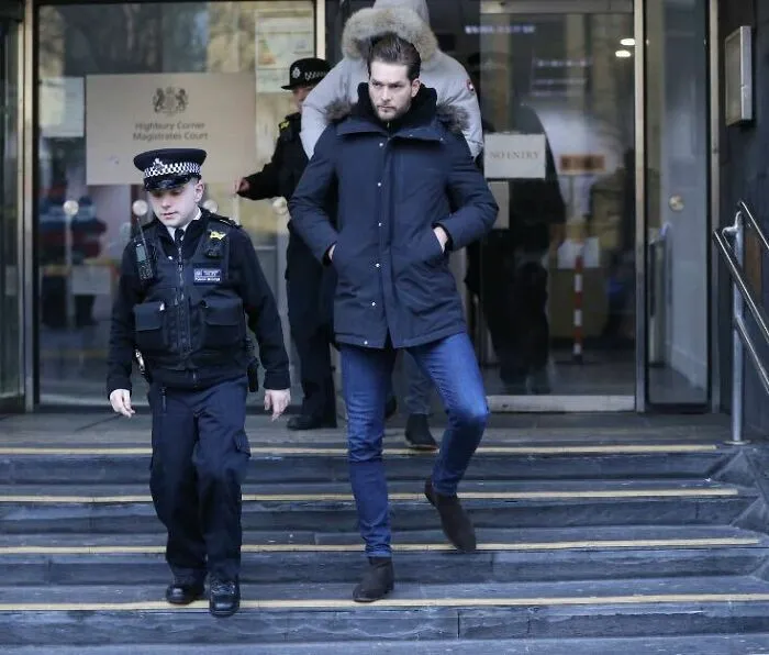 Полицейский выглядит как ребенок.