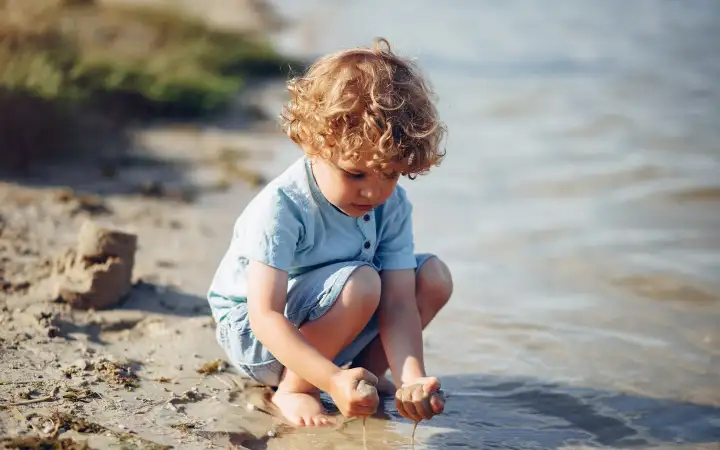 Ребенок на берегу.