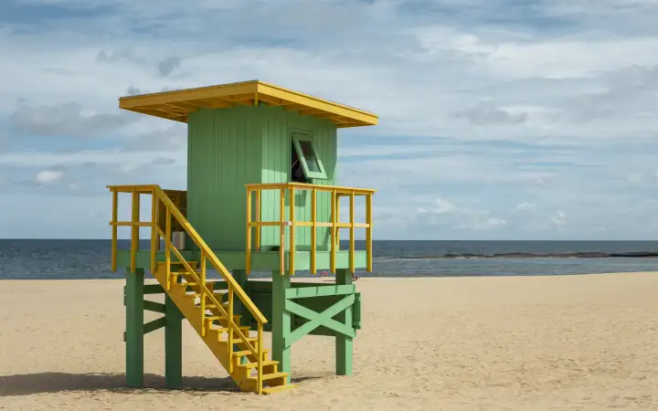 Ребенок на берегу.