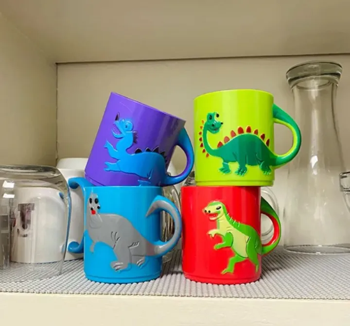 «Я попросила мужа купить несколько пластиковых стаканчиков для питья, чтобы не разбивать стеклянные. Вот что он купил (у нас нет детей)».