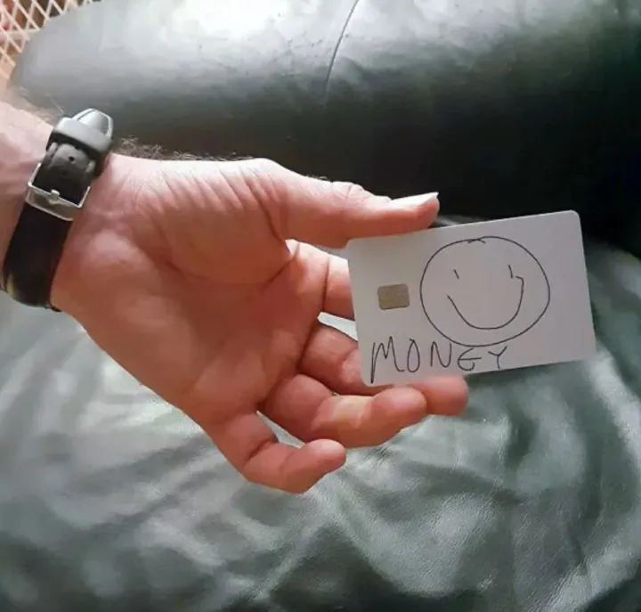 «С утра муж вручил мне новую кредитку».