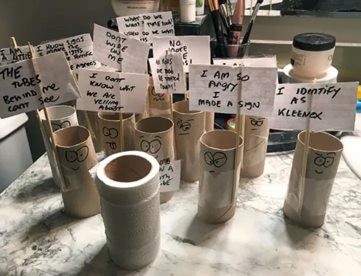 «Мой муж никогда не выбрасывает втулки. Я решила объявить забастовку и тоже перестала их выбрасывать. Однажды я увидела дома вот это».