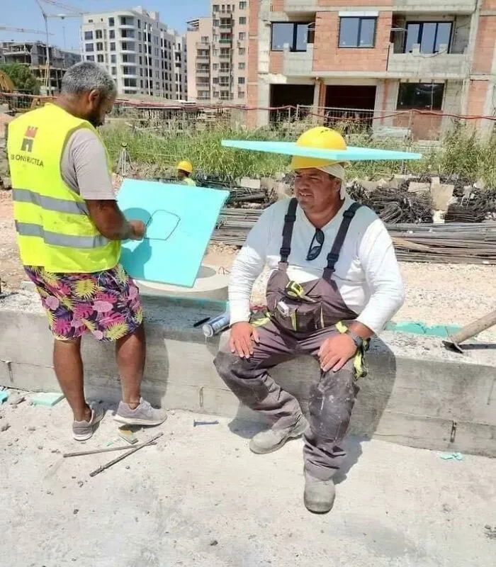 Отличный способ спрятаться от солнца.