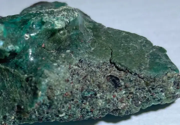 Пластиковый камень.