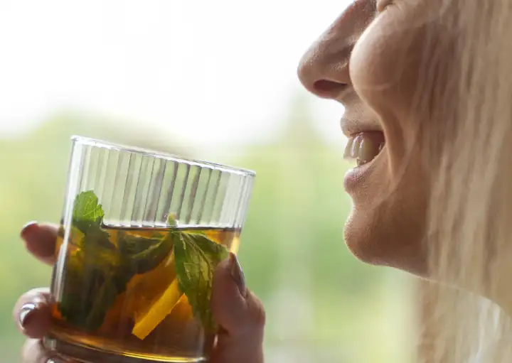 Мята улучшает кровообращение в мозге и улучшает передачу сигналов между нейронами.