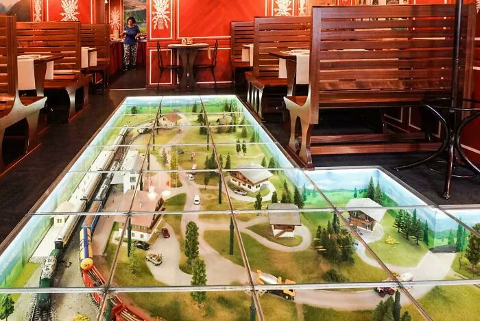 «Пол столовой моего отеля в Лозанне — действующая модель поезда».