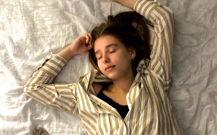 Когда мы ложимся спать, позвоночник освобождается от напряжения и немного растягивается.