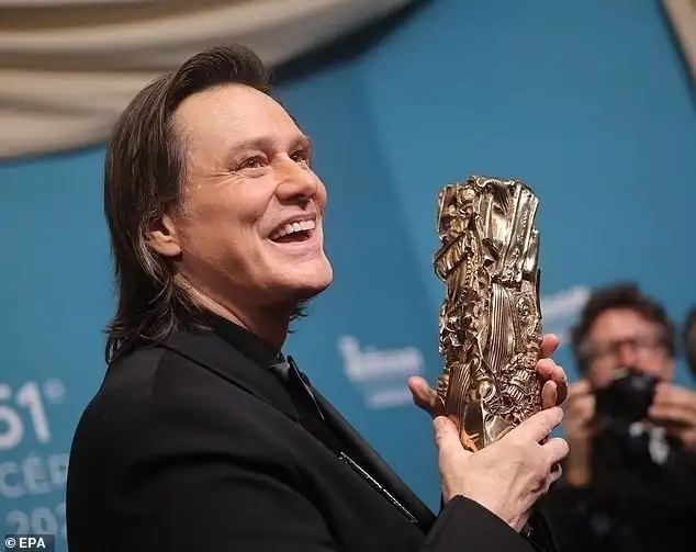 Джим Керри на красной дорожке 51-й церемонии вручения премии «Сезар».