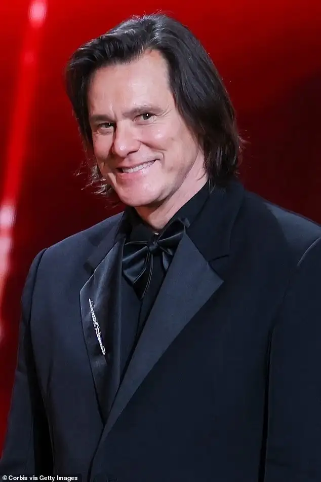 Джим Керри на красной дорожке 51-й церемонии вручения премии «Сезар».