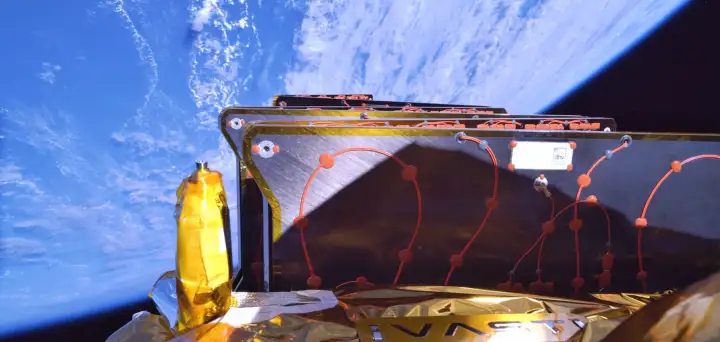 Аппарат уже развернул свои солнечные панели.