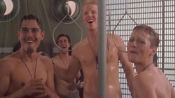 Команда актеров «Звездного десанта» согласилась сыграть сцену в душе при условии, что режиссер тоже будет обнажен. И он разделся.