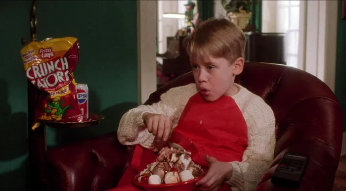 В каждой сцене фильма «Один дома» есть что-то красное и зеленое. Такая цветовая гамма создает ту самую рождественскую атмосферу, которую мы все так любим.