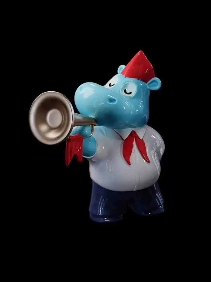 Бегемотик в виде пионера.