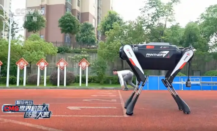 Робот на беговом треке.