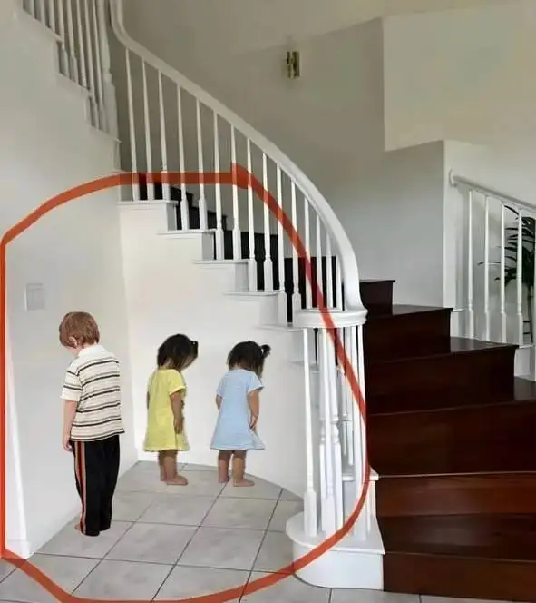 Другие решили организовать там воспитательный уголок для детей.