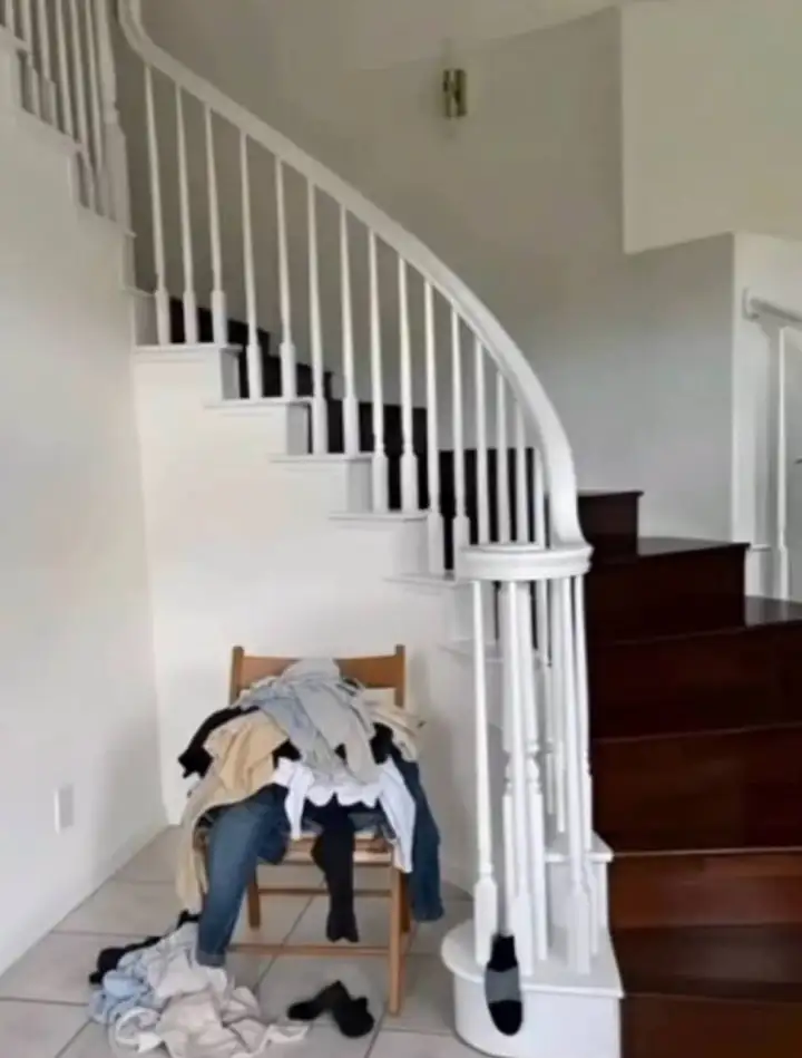 Еще одни поставили тот самый стул с вещами.