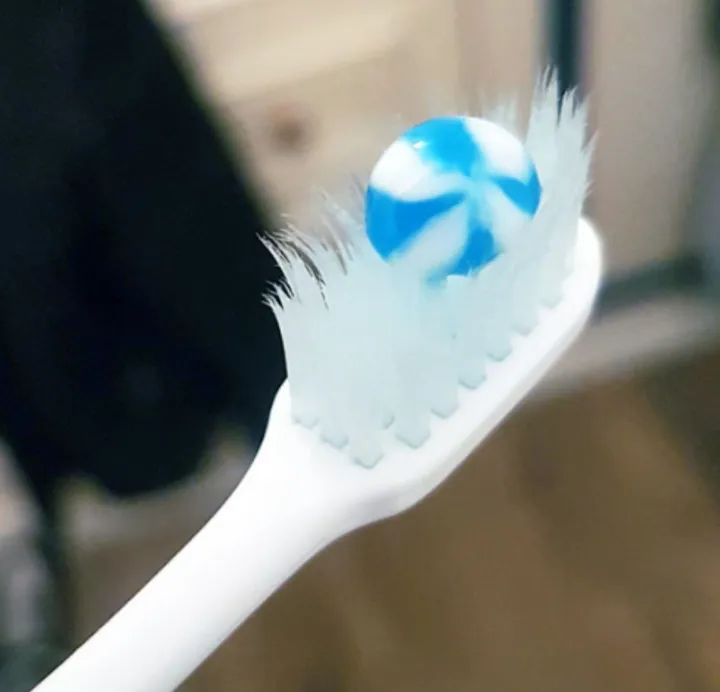 Зубная паста Ball напоминает леденец.