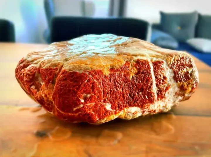 «Нашёл кусок камня, похожий на стейк».