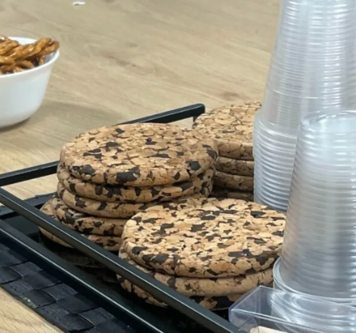 Пробковые подставки, похожие на печенье с шоколадом.