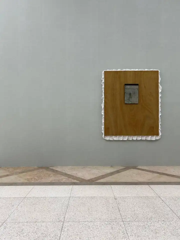 Экспонат «Inverted Syntax 16» до уборки.