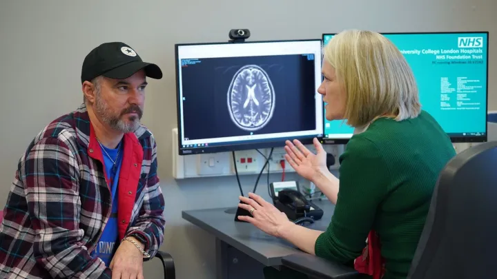 Онколог беседует со Стивом Янгом, который получил вакцину против меланомы.