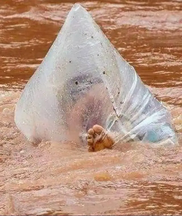 Они засовывают детей в пакет и с помощью местных мужчин перетаскивают их через бурную реку.