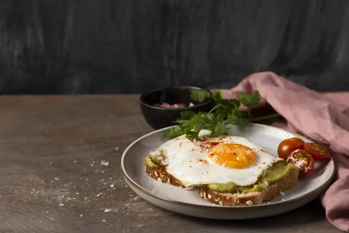 Вредными оказались не яйца, а традиционное дополнение к ним в виде бекона. Однако мясо можно заменить полезными травами и овощами.