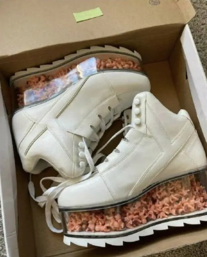 Разглядеть непросто, но в подошве замурованы сотни маленьких кукол. Зачем??? 