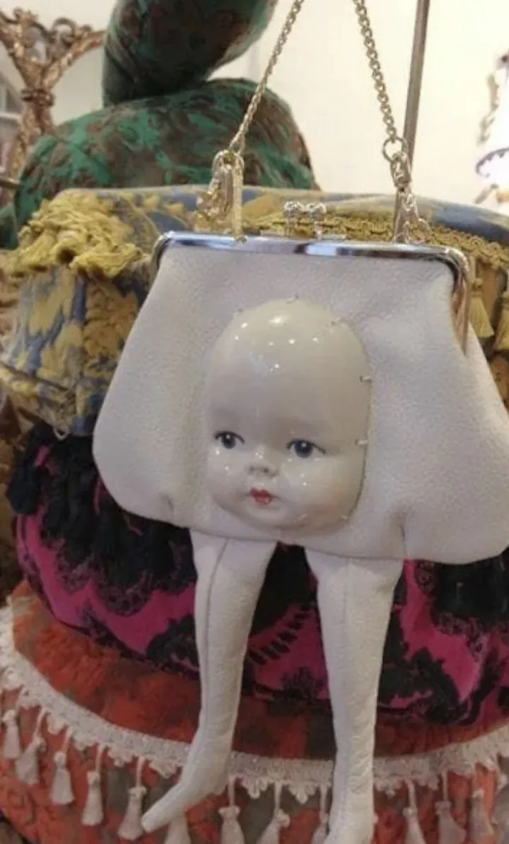 А вот такой подарок — крутой способ отомстить злейшему врагу. Особенно, если заселить туда душу рецидивиста. 