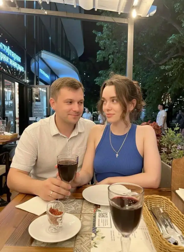 Пользователи-романтики решили, что мужчина, наоборот, может составить девушке компанию.