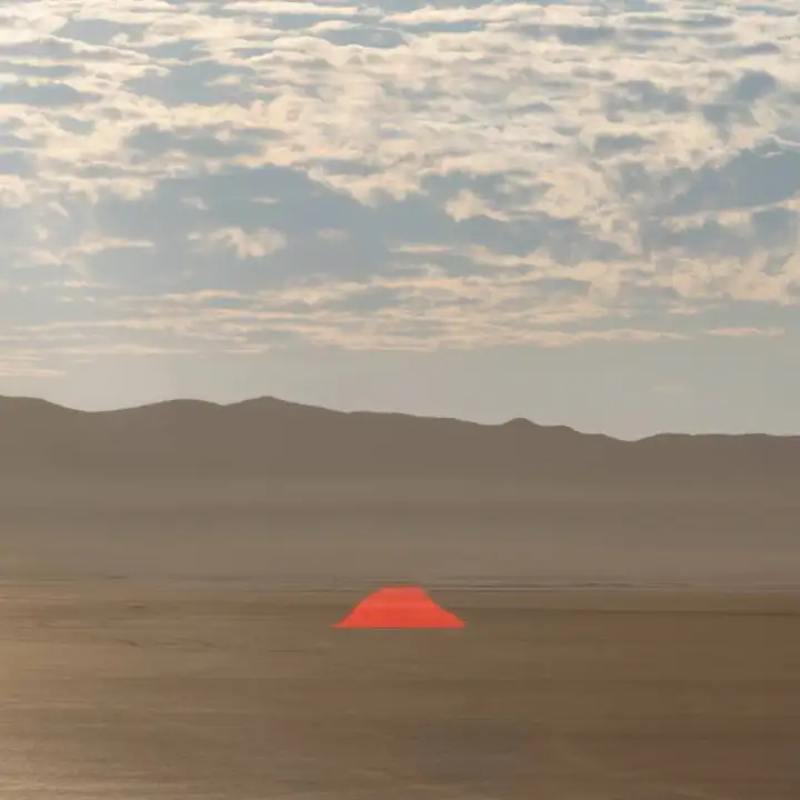 Арт-инсталляция El Mirage в пустыне Мохаве в Калифорнии.