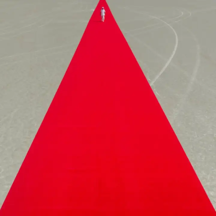 Арт-инсталляция El Mirage в пустыне Мохаве в Калифорнии.