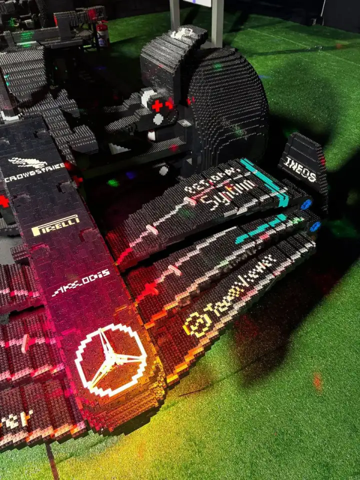 Полноразмерный болид Mercedes W14 из LEGO.