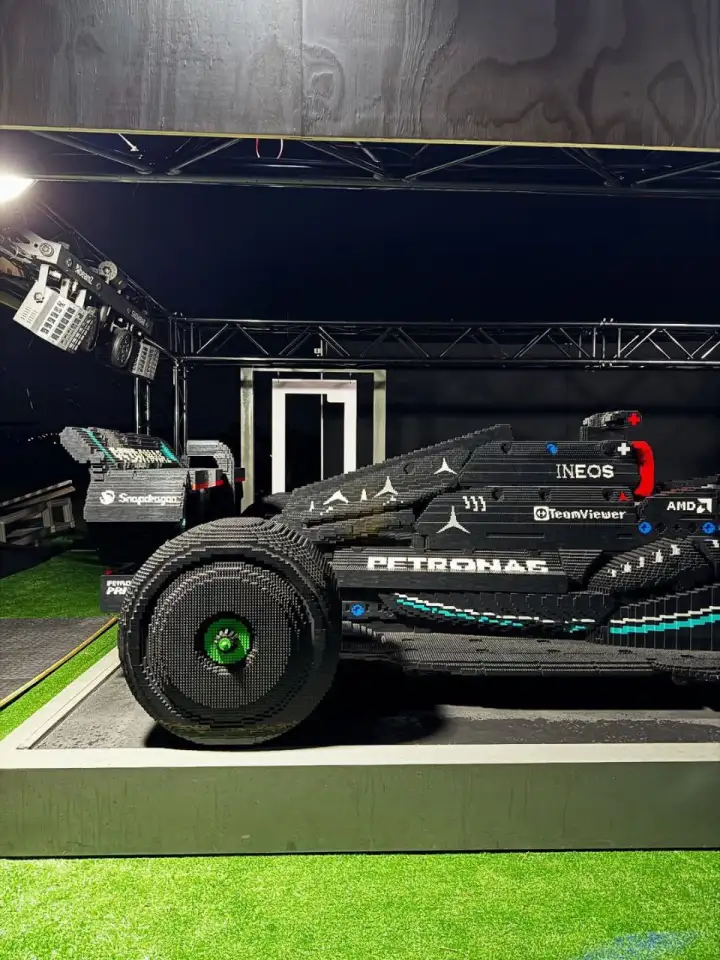 Полноразмерный болид Mercedes W14 из LEGO.