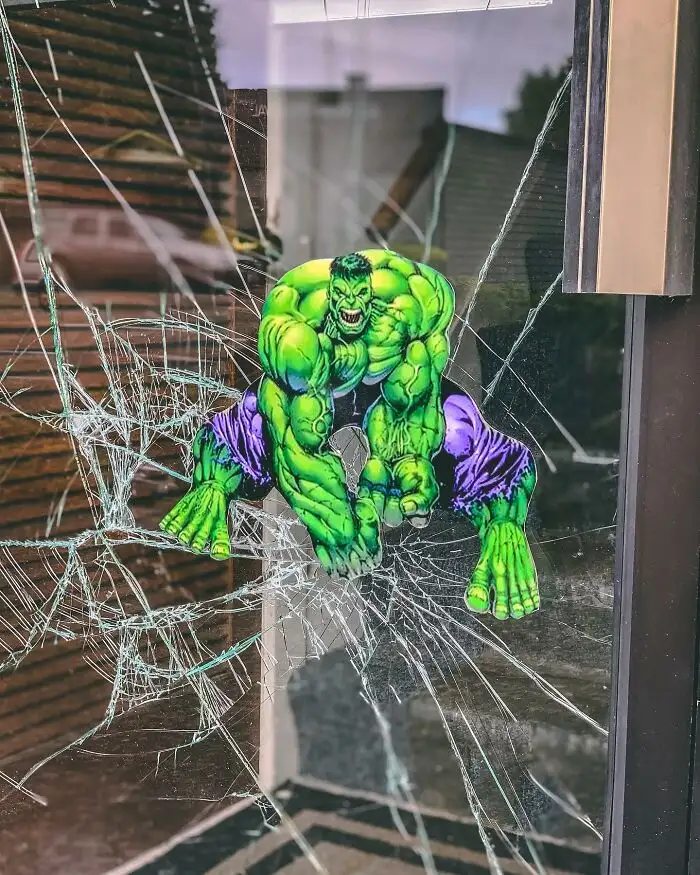 Взбесившийся Халк разбил окно.