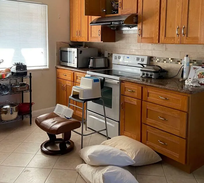 «Лестница, которую мой 4-летний сын построил, чтобы украсть остатки Хэллоуинских конфет».