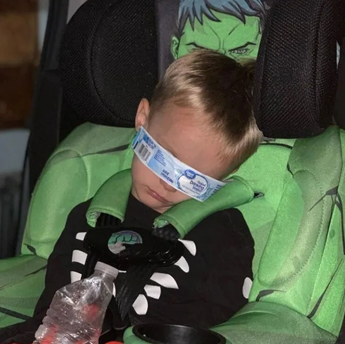 «Мой ребенок сделал себе маску для сна из этикетки».