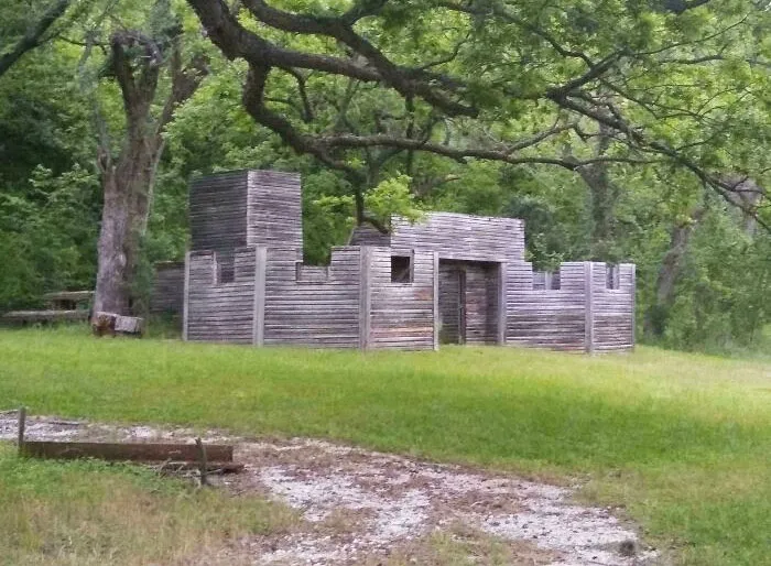 Форт, построенный детьми несколько лет назад.