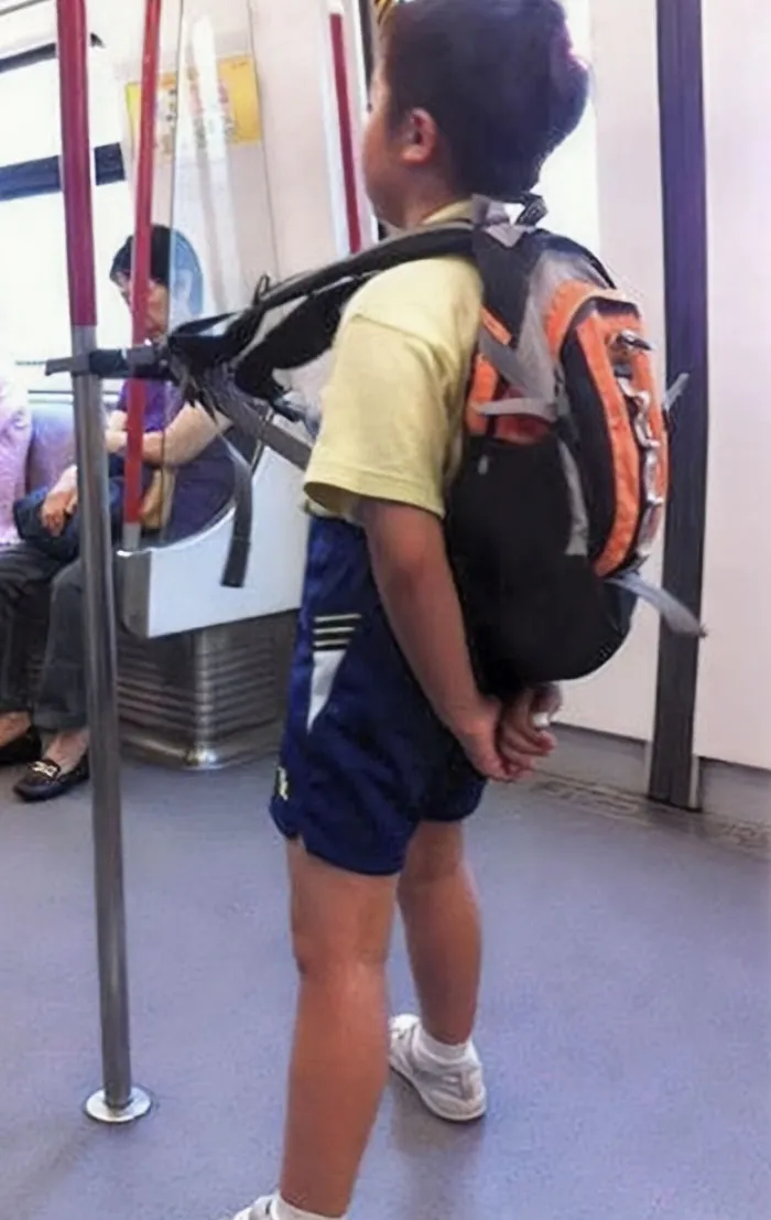 Когда не любишь держаться за поручни в общественном транспорте.