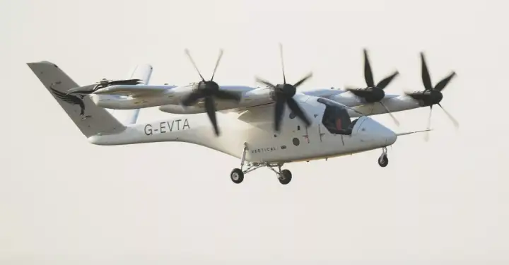 Зрители наблюдают за посадкой VX-4 на авиабазе Фэрфорд.