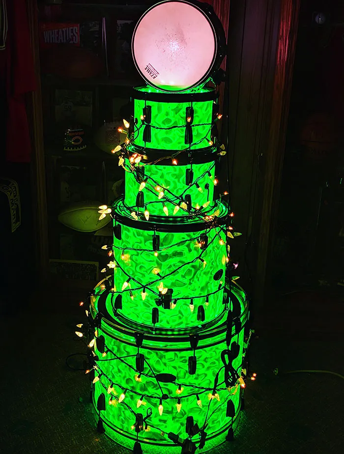 «Я использовал свои барабаны в качестве новогодней елки в этом году».