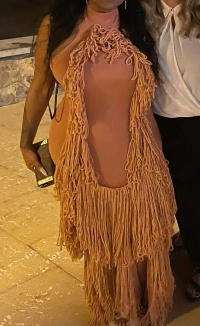 Когда из старого советского торшера решили сделать платье.