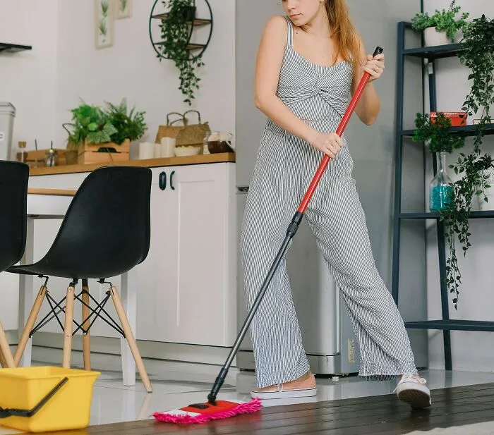 «Энергичные танцы в гостиной во время уборки сжигают столько же калорий, что и бег на дорожке в спортзале. Кроме того, это полезно для поддержания порядка в доме».