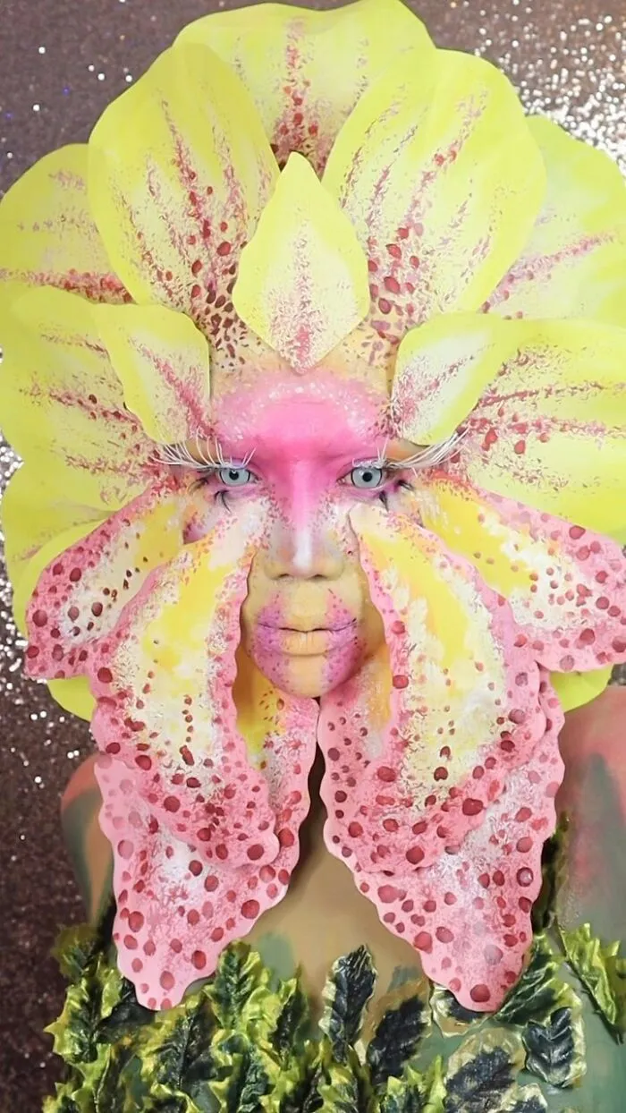 Живой цветок.