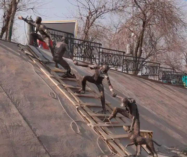 Памятник спасению пса установили в Алматы.