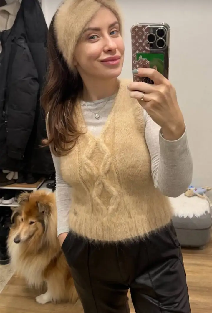 Довольная хозяйка в одежде и аксессуарах из шерсти своей питомицы.