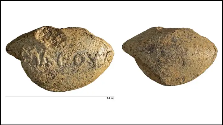 Надпись состоит из пяти греческих букв.