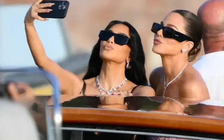 «Девушки с «утиным лицом» на всех снимках».