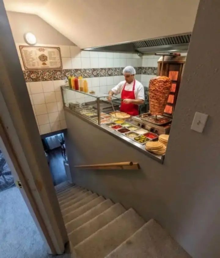 Или ларек с шаурмой.