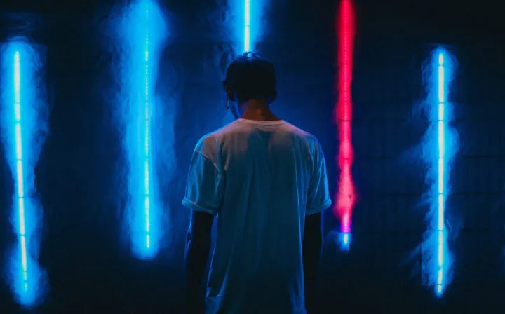 Яркий свет.